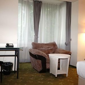 Zimmer mit Kingsize-Bett